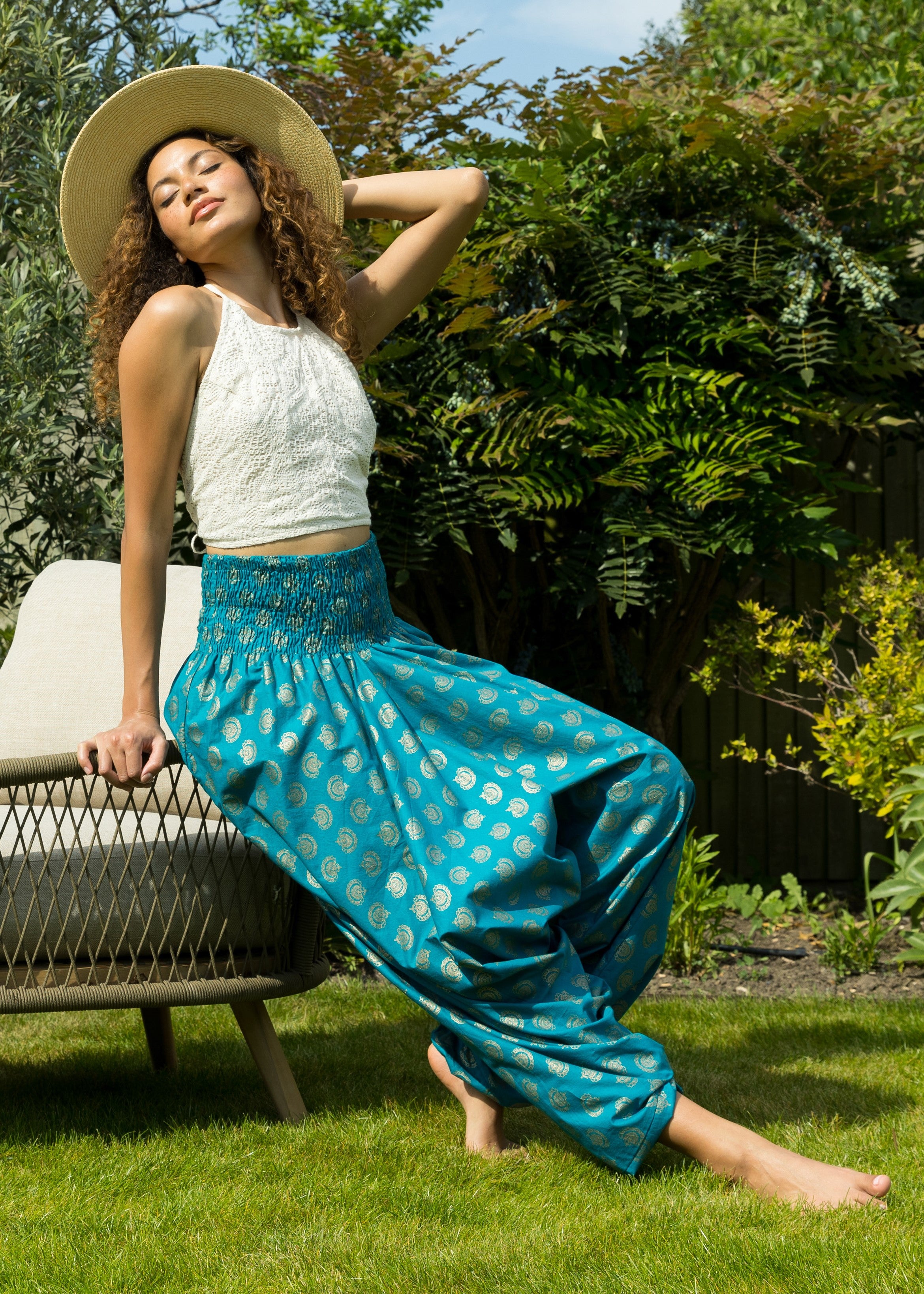 turquoise blue harem pants outfit with crop top for summer bbq outfit
