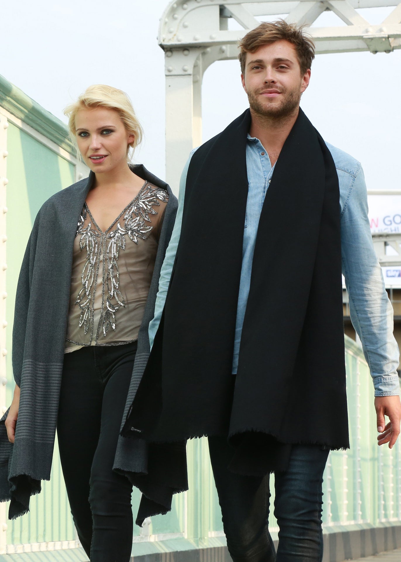 Men’s Oversized Merino Wool Scarf Black - likemary